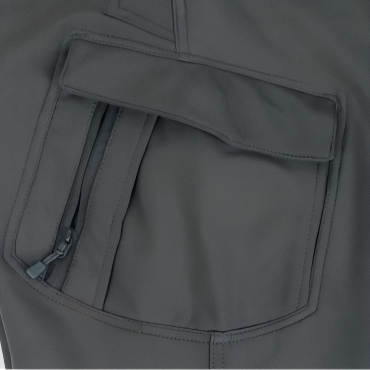 Pantalon Multi Poches Randonnée Homme gros plan poche zippée - Vert Olive - Gris Foncé - Noir Profond - Beige Sable