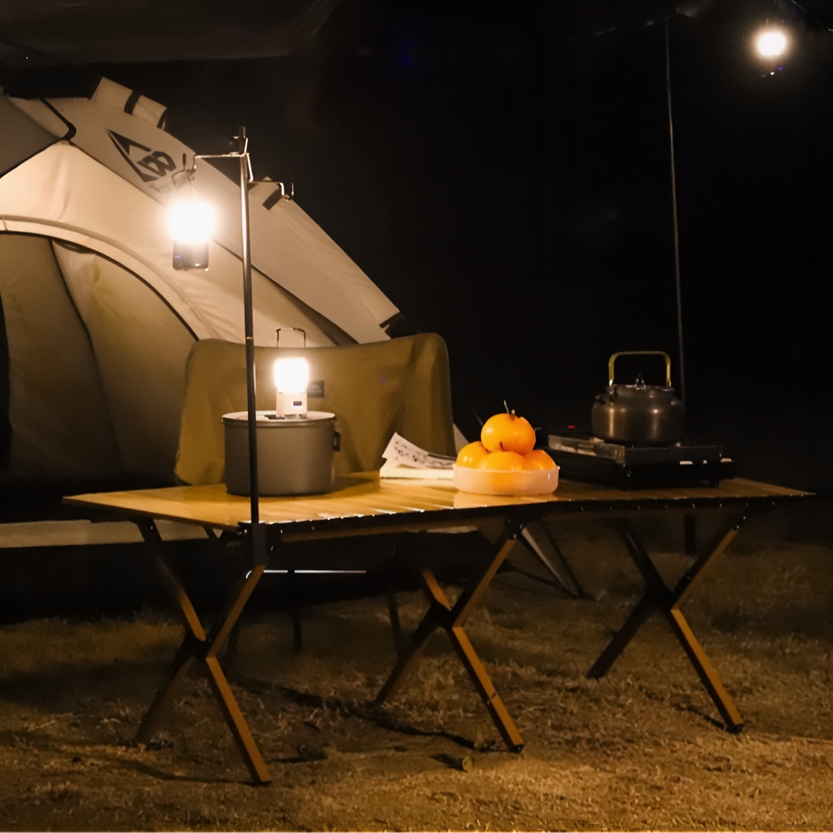 Lanterne Compacte Rechargeable mise en situation camping - Crème - Blanc Cassé - Marron Foncé - Vert Olive - Bleu Marine