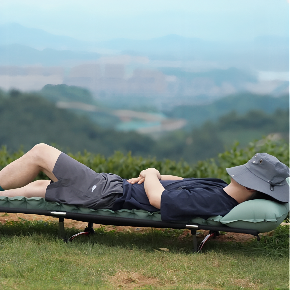 Matelas Gonflable 1 Personne Pour Camping mise en situation extérieure - Vert Sauge - Gris Anthracite