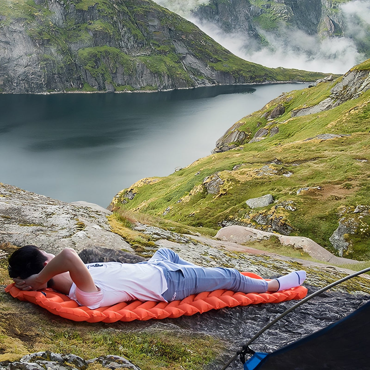 Matelas Gonflable Camping Résistant mise en situation extérieure - Bleu - Vert Olive - Orange - Bleu Marine
