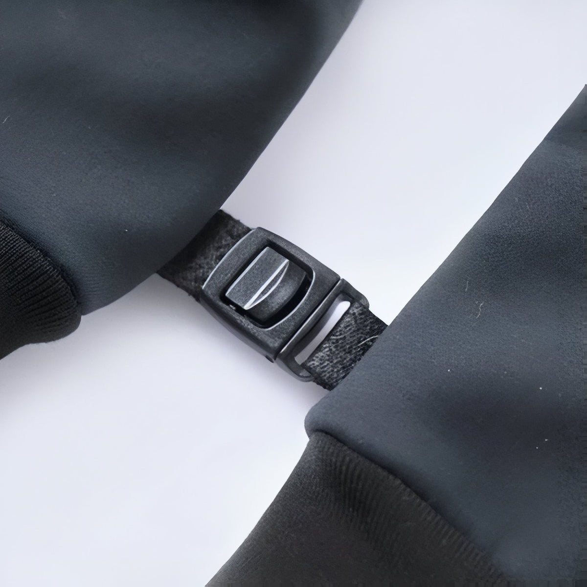 Close-up of Waterproof Hiking Gloves fastener - Black - Blue - Anthracite