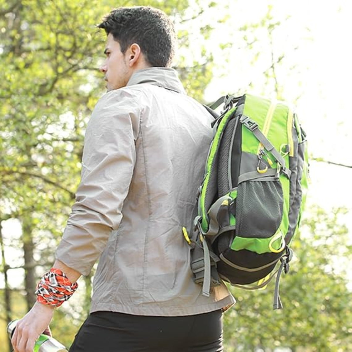 Sac à Dos Marche Randonnée 40L portée sur l'épaule - Vert Fluo - Gris - Bleu Cobalt - Orange - Noir et Jaune - Rouge - Turquoise - Violet - Noir et Rouge - Bleu Marine - Vert Olive