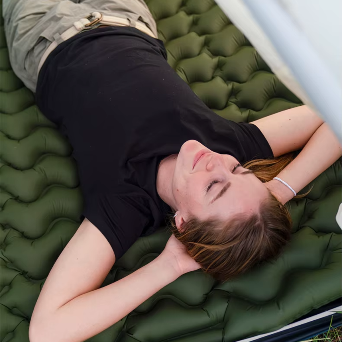 Matelas Gonflable 2 Personnes Pour Camping mise en situation - Bleu - Vert