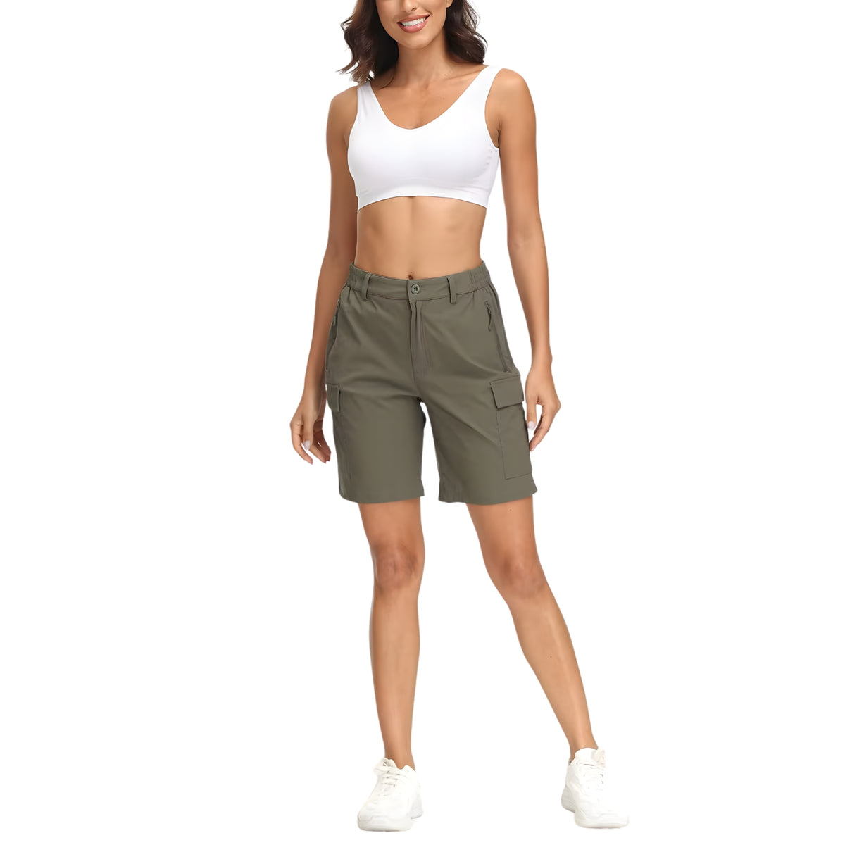 Short Cargo Femme Randonnée portée par un modèle - Kaki - Gris Clair - Bleu - Violet - Rose - Vert Armée - Bleu Marine - Gris Foncé - Noir