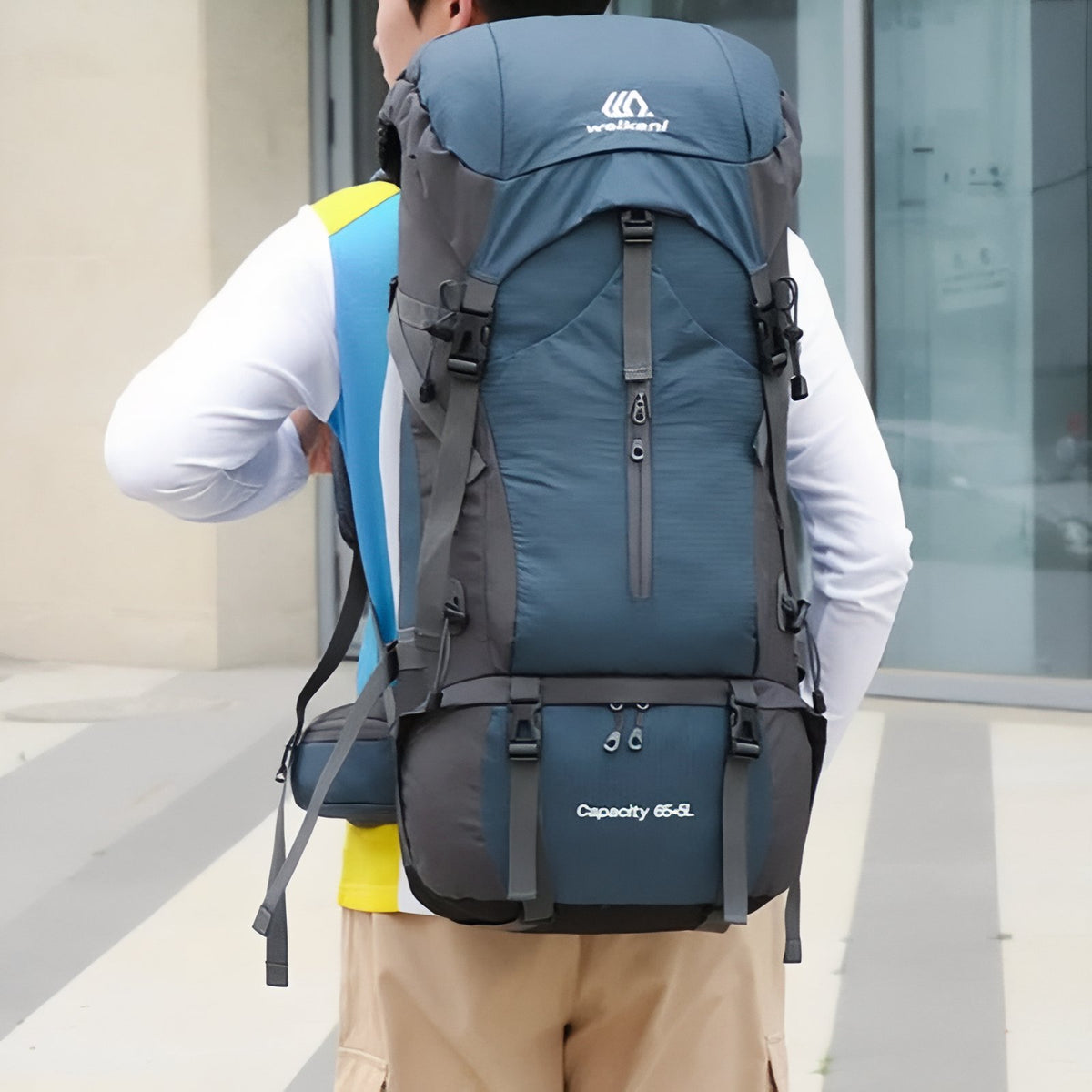 Sac à Dos Rando Avec Protection Pluie 70L portée sur le dos - Turquoise et Noir - Bleu Marine et Gris - Orange et Gris - Noir et Orange